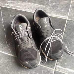 On Cloud Women’s black sneaker 9.5 W